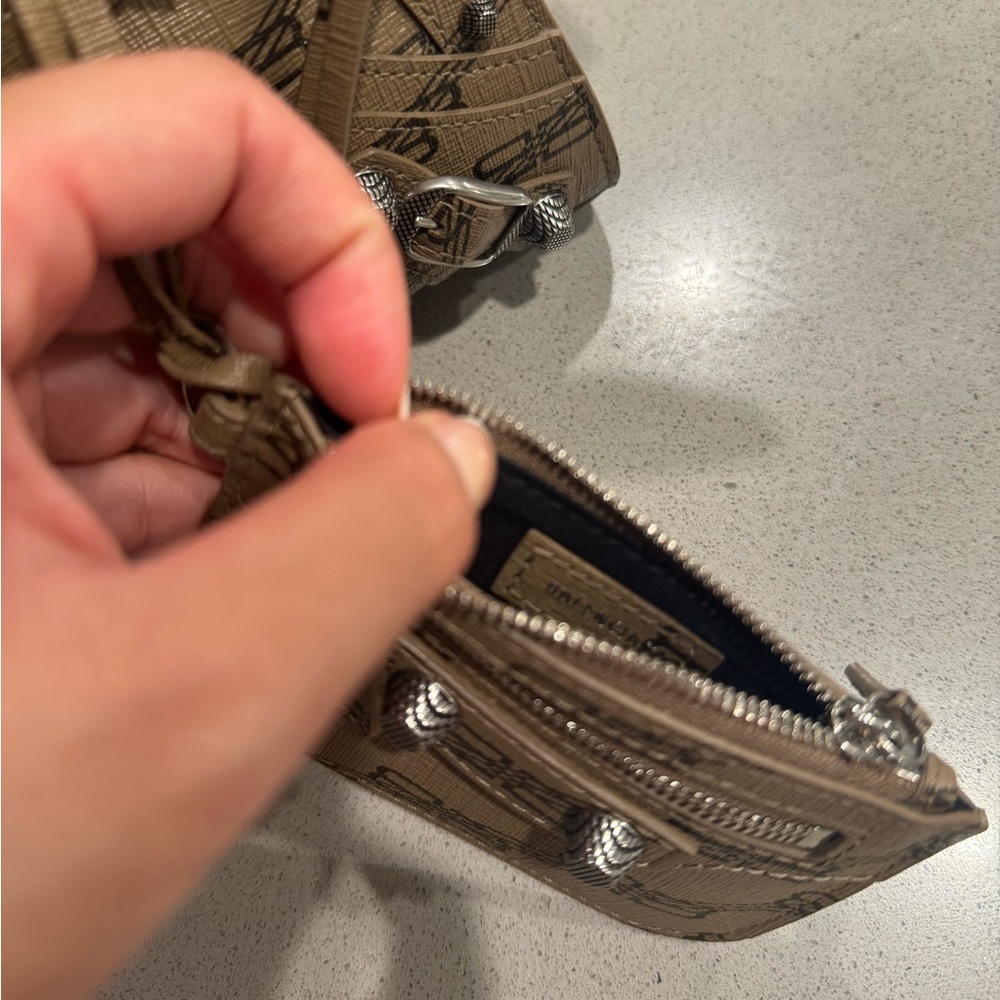Balenciaga
Neo Cagole XS Monogram Shoulder Bag - Picture 5 of 8
